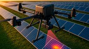 Mithilfe von Infrarot-Drohnen können Hotspots und ausgefallene Strings in großflächigen Solarparks lokalisiert werden.