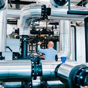 Wärmetauscher erschließen industrielle Abwärme für die Nutzung in benachbarten Gebäuden und Betrieben sowie über Wärmenetze.