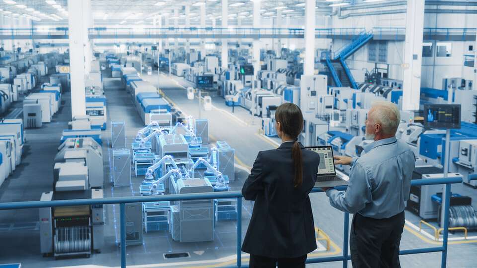 KI kann Abweichungen in Produktionsanlagen früh erkennen – doch eine Analyse allein rechtfertigt noch keinen Eingriff. Erst geprüfte Daten, klar begrenzte Aktionen und eine unabhängige Freigabe machen den Einsatz von KI kontrollierbar und sicher.