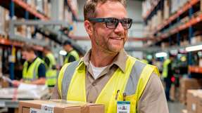 Smart Glasses können Arbeitsschritte per Sprache, Foto und Video dokumentieren, während die Mitarbeitenden beide Hände frei haben.