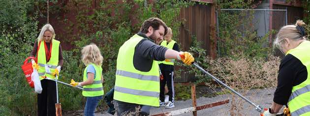 Mitarbeitende und Angehörige von DataTec sammelten beim World Cleanup Day im Industriegebiet West in Reutlingen gemeinsam Abfälle.