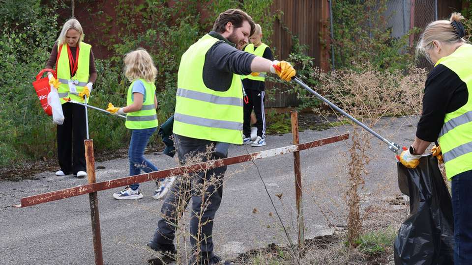 Mitarbeitende und Angehörige von DataTec sammelten beim World Cleanup Day im Industriegebiet West in Reutlingen gemeinsam Abfälle.