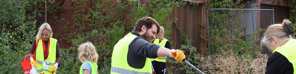 Mitarbeitende und Angehörige von DataTec sammelten beim World Cleanup Day im Industriegebiet West in Reutlingen gemeinsam Abfälle.