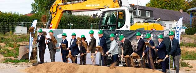 Symbolischer Spatenstich für den Schlegel-Neubau (von links): Wolfgang Dahler (MdB), Bürgermeister Dietmar Holstein, Berat Gürbüz (MdL), Martin Gerster (MdB), Petra Engstler-Karrasch (IHK), Landrat Mario Glaser, Geschäftsführer Christoph Schlegel, Axel Munz (Architekt), Geschäftsführer Eberhard Schlegel, Geschäftsführer Wolfgang Weber, Dietmar Schmid (Schlegel), Albert Wagenleitner (Schlegel) und Christoph Fritschle (Bauunternehmen).