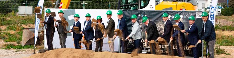 Symbolischer Spatenstich für den Schlegel-Neubau (von links): Wolfgang Dahler (MdB), Bürgermeister Dietmar Holstein, Berat Gürbüz (MdL), Martin Gerster (MdB), Petra Engstler-Karrasch (IHK), Landrat Mario Glaser, Geschäftsführer Christoph Schlegel, Axel Munz (Architekt), Geschäftsführer Eberhard Schlegel, Geschäftsführer Wolfgang Weber, Dietmar Schmid (Schlegel), Albert Wagenleitner (Schlegel) und Christoph Fritschle (Bauunternehmen).