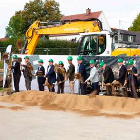 Symbolischer Spatenstich für den Schlegel-Neubau (von links): Wolfgang Dahler (MdB), Bürgermeister Dietmar Holstein, Berat Gürbüz (MdL), Martin Gerster (MdB), Petra Engstler-Karrasch (IHK), Landrat Mario Glaser, Geschäftsführer Christoph Schlegel, Axel Munz (Architekt), Geschäftsführer Eberhard Schlegel, Geschäftsführer Wolfgang Weber, Dietmar Schmid (Schlegel), Albert Wagenleitner (Schlegel) und Christoph Fritschle (Bauunternehmen).