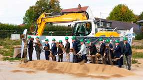 Symbolischer Spatenstich für den Schlegel-Neubau (von links): Wolfgang Dahler (MdB), Bürgermeister Dietmar Holstein, Berat Gürbüz (MdL), Martin Gerster (MdB), Petra Engstler-Karrasch (IHK), Landrat Mario Glaser, Geschäftsführer Christoph Schlegel, Axel Munz (Architekt), Geschäftsführer Eberhard Schlegel, Geschäftsführer Wolfgang Weber, Dietmar Schmid (Schlegel), Albert Wagenleitner (Schlegel) und Christoph Fritschle (Bauunternehmen).