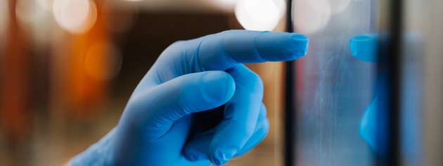 Chemikalienbeständigkeit, kratzfeste Oberflächen und zuverlässige Touchscreens sind entscheidend. In Reinräumen und in der Medizintechnik müssen Bedieneinheiten höchsten Anforderungen genügen.