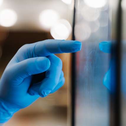 Chemikalienbeständigkeit, kratzfeste Oberflächen und zuverlässige Touchscreens sind entscheidend. In Reinräumen und in der Medizintechnik müssen Bedieneinheiten höchsten Anforderungen genügen.
