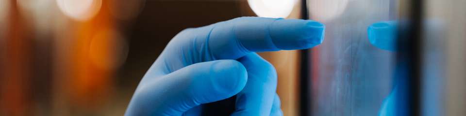 Chemikalienbeständigkeit, kratzfeste Oberflächen und zuverlässige Touchscreens sind entscheidend. In Reinräumen und in der Medizintechnik müssen Bedieneinheiten höchsten Anforderungen genügen.