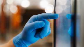 Chemikalienbeständigkeit, kratzfeste Oberflächen und zuverlässige Touchscreens sind entscheidend. In Reinräumen und in der Medizintechnik müssen Bedieneinheiten höchsten Anforderungen genügen.