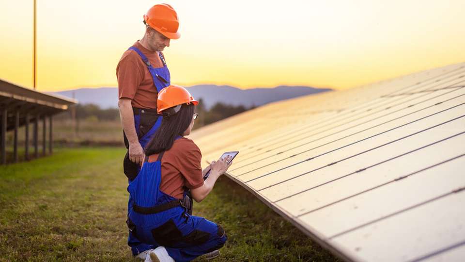 Sinkende Erträge, Ausfälle, fehlende Ersatzteile, defekte Wechselrichter sowie steigende Reparaturkosten können auf Modernisierungsbedarf im Solarpark hinweisen. Am Anfang steht eine Zustands- und Leistungsanalyse. 