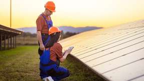 Sinkende Erträge, Ausfälle, fehlende Ersatzteile, defekte Wechselrichter sowie steigende Reparaturkosten können auf Modernisierungsbedarf im Solarpark hinweisen. Am Anfang steht eine Zustands- und Leistungsanalyse. 