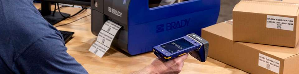 RFID-Drucker i7500 druckt, codiert und prüft UHF-RFID-Etiketten für industrielle Anwendungen.