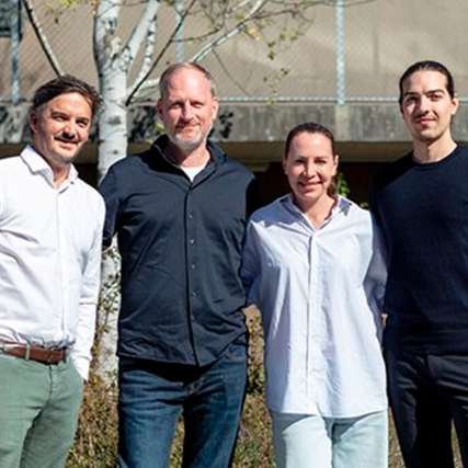 Jonas Schmid, Co-CEO von Akenza, Markus Kniesel, Geschäftsführer von Vega, Isabel Grieshaber, geschäftsführende Gesellschafterin von Vega, und Simon Rieser, Co-CEO von Akenza, freuen sich darauf, künftig ihre Stärken zu bündeln.