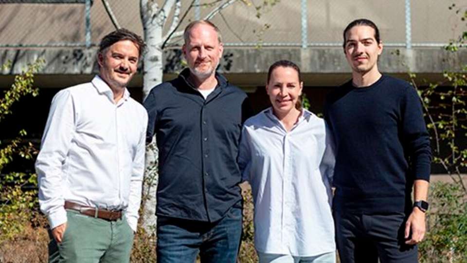 Jonas Schmid, Co-CEO von Akenza, Markus Kniesel, Geschäftsführer von Vega, Isabel Grieshaber, geschäftsführende Gesellschafterin von Vega, und Simon Rieser, Co-CEO von Akenza, freuen sich darauf, künftig ihre Stärken zu bündeln.