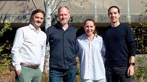 Jonas Schmid, Co-CEO von Akenza, Markus Kniesel, Geschäftsführer von Vega, Isabel Grieshaber, geschäftsführende Gesellschafterin von Vega, und Simon Rieser, Co-CEO von Akenza, freuen sich darauf, künftig ihre Stärken zu bündeln.