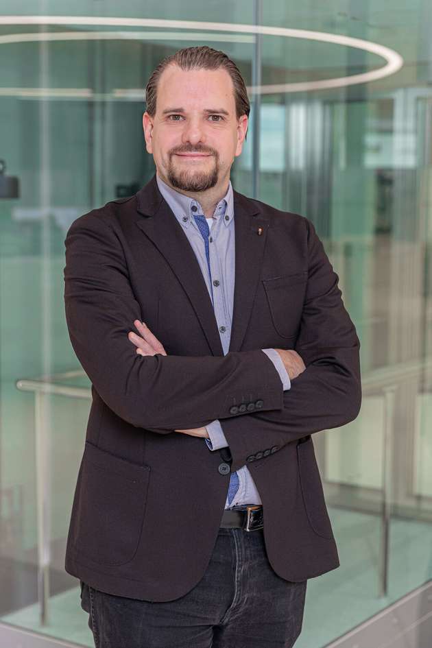 Michael Werner, Produktmanager Engineering Experience, B&R: Einer der größten Hebel für den Einsatz von künstliche Intelligenz in der industriellen Automatisierung liegt nicht nur in der Optimierung von Maschinen, sondern bereits in ihrer Entwicklung. Mit unserer Agentic Bridge zeigen wir auf der SPS 2026, wie generative KI das Engineering von Automatisierungslösungen beschleunigt. Ingenieure können nicht nur schneller Code entwickeln, sondern von der Idee bis zur getesteten Ausführung auf der Maschine mit agentischer Unterstützung arbeiten, und das ohne Einschränkung bei der Wahl von Software-Infrastruktur oder Modell. So helfen wir Maschinenbauern, Entwicklungszyklen zu verkürzen, Produktivität zu steigern und dem zunehmenden Fachkräftemangel im Engineering zu begegnen.
