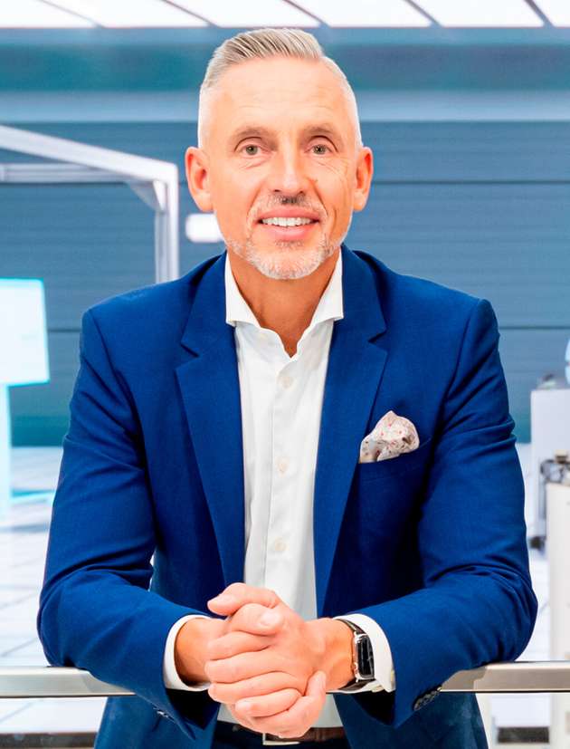 Steffen Winkler, Vertriebsleitung der Business Unit Automation & Electrification Solutions, Bosch Rexroth: Die Automatisierung verändert sich derzeit in rasanter Geschwindigkeit. KI hält Einzug und Software übernimmt immer mehr Funktionen. Mit Agent iXi präsentiert Bosch Rexroth auf der SPS einen AI-Agent, der auf Automatisierungswissen, Daten und Funktionen zugreift und je nach Aufgabe die erforderlichen Skills und Werkzeuge nutzt. Anwender geben das Ziel vor, der Agent übernimmt die erforderlichen Aufgaben. Unser Anspruch ist es nicht, den nächsten Co-Piloten für die SPS-Programmierung zu entwickeln, sondern KI soll Automatisierung verstehen und aktiv mit ihr arbeiten können. Wir haben damit einen entscheidenden Schritt vollzogen: den Übergang von assistierender zu agentischer KI.