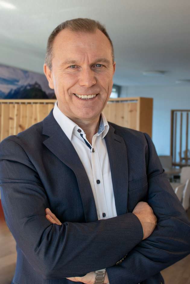 Dipl.-Ing. (FH) Roland Wagner , Head of Product Marketing, Codesys: Zur Messe zeigen wir gleich drei Innovationen: Die nahtlose Integration beliebiger KI-Tools über den integrierten Codesys-MCP-Server. Wie ein „künstlicher Kollege“ liest er Projektbausteine oder legt neue an, generiert ST-Code, sucht Fehler und behebt sie. Zukünftig erstellt er Code im Kontaktplan, erstellt E/A-Bäume und sogar Visualisierungsobjekte. Mit den virtuellen Steuerungen und Safety-SPSen helfen wir Maschinen- und Anlagenbauern ihre Rechenressourcen effizienter auszunützen. Das reduziert Kosten, erhöht die Flexibilität und stärkt zugleich die Cybersecurity der Automatisierungslösungen. Darüber hinaus stellen wir die Erstfreigabe von Codesys 4 vor. Das neue webbasierte Engineeringtool zeigt die zukünftigen Möglichkeiten der SPS-Programmierung schon heute!
