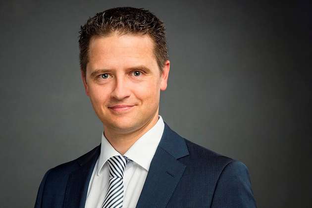 Simon Mühling-Versen, Produktspezialist Sensorik DACH, Omron Industrial Automation: Unser Impuls für mehr Effizienz in der Industrie auf der SPS 2026 lautet: intelligente Sensorik als Basis für digitale Zwillinge und vorausschauende Produktion. Nur wer Maschinendaten in Echtzeit erfasst, kann Prozesse simulieren, optimieren und Stillstände vermeiden. Moderne Sensorlösungen passen sich bei Produktwechseln automatisch an neue Parameter an, erkennen kritische Zustände frühzeitig und liefern präzise Messwerte in Echtzeit. Über offene Schnittstellen lassen sich diese Daten in bestehende IT-Systeme integrieren. So entstehen belastbare Datengrundlagen für Simulation, Rückverfolgbarkeit und Predictive Maintenance. Das Ergebnis sind kürzere Umrüstzeiten, weniger Stillstand und mehr Wettbewerbsfähigkeit für Industrieunternehmen.