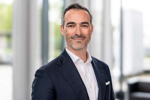 Dr. Wilhelm Nehring, Vorsitzender des Vorstands, Pepperl+Fuchs: Auf der SPS zeigen wir, wie sich das Potenzial künstlicher Intelligenz für schnelleres Engineering und eine effizientere Produktion erschließen lässt. Denn KI ist nur so gut wie ihre Datenbasis. Pepperl+Fuchs stellt dafür digitale Zwillinge seines Portfolios auf Basis offener Industriestandards bereit. Ohne manuellen Aufwand können diese direkt in modernen Engineering-Tools weiterverarbeitet werden. Leistungsfähige Sensorik erfasst präzise Informationen, unsere Infrastrukturkomponenten übertragen sie mit hoher Bandbreite. So entsteht die Grundlage für automatisierte Prozessoptimierungen, zunehmend autonome Anlagen, Physical AI und digitale Zwillinge ganzer Anlagen und damit für eine nachhaltig höhere Wettbewerbsfähigkeit unserer Kunden.