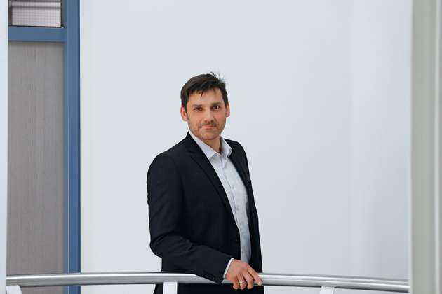 Arndt Christ, Vice President Product Management, Pilz: Pilz zeigt in Nürnberg, wie Unternehmen Safety und Security unter Berücksichtigung von MVO, CRA und prEN 50742 umsetzen. Unsere Cloud-basierte Myzel Lifecycle Platform vereint die digitale Dokumentation und Verwaltung von Maschinen, Prozessen und Personaldaten. KI-gestützte Workflows unterstützen effiziente Abläufe in Engineering und Betrieb. Mit unseren neuen Dienstleistungen zu Industrial Security können unsere Kunden Security-Bedrohungen identifizieren und ihre Maschinen safe und secure machen. Ergänzt wird das Angebot durch ein komplettes IO-Link-Safety-System mit Master und Sensorik für eine durchgängige digitale Kommunikation bis in die Feldebene. Das reduziert den Aufwand, schafft Transparenz und steigert die Effizienz von Prozessen.
