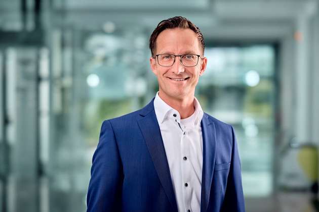Stephan Volgmann, Chief Sales Officer (CSO), Phoenix Contact: Digitale Zwillinge, Simulation und KI entfalten ihr Potenzial erst dann vollständig, wenn Daten, Software und Automatisierung nahtlos zusammenspielen. Auf der SPS 2026 zeigt Phoenix Contact, wie Unternehmen mit PLCnext Technology, durchgängigen Engineering- und Automatisierungslösungen sowie Industrial AI schneller entwickeln, effizienter produzieren und so ihre Wettbewerbsfähigkeit steigern können. KI unterstützt dabei von der Planung über die Inbetriebnahme bis zum Betrieb sowie Wartung und Service. Die offene, Software-definierte Automatisierung mit PLCnext Technology vereinfacht die Integration neuer Technologien und schafft die Basis für flexible, zukunftssichere Fertigungskonzepte. Ergänzt wird dies durch sichere und ganzheitliche Automatisierungslösungen für den Schaltschrank und das Feld: von IP67-Systemen inklusive Stromversorgung sowie Geräteschutz, Motorstartern und I/O-Link Safety bis zu durchgängigen Schaltschranklösungen mit Push-X-Technologie, industrieller Kommunikation und Safety. So macht Phoenix Contact Innovationen praxisnah, sicher und direkt nutzbar.