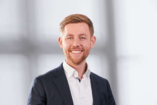 Tobias Güttler, Vice President Product Management, Sick: Unter dem Leitgedanken ‚We create value together‘ zeigen wir auf der SPS 2026, wie sich Automatisierungsprojekte über den gesamten Lebenszyklus von Maschinen und Anlagen effizient gestalten lassen. Neben Lösungen für Safety, KI-gestützte Bildverarbeitung und IIoT steht die durchgängige Nutzung von Daten im Fokus. Als Mitglied der IDTA stellen wir Produktinformationen über standardisierte APIs auf Basis der Asset Administration Shell (AAS) bereit und unterstützen damit konsistente Daten entlang von Engineering-, Beschaffungs- und Betriebsprozessen. Ergänzend erweitern wir unser Angebot an Simulationsmodellen, um Planungen frühzeitig abzusichern, Engineering-Entscheidungen fundierter zu treffen und Projekte effizienter umzusetzen.