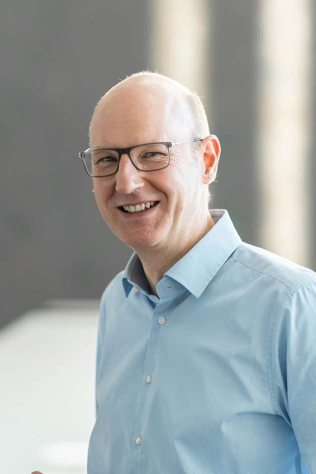 Martin Flöer, Strategic Program Manager, Weidmüller: Künstliche Intelligenz wird ihr volles Potenzial erst in offenen Ökosystemen entfalten. Deshalb setzen wir mit u-mation auf offene Schnittstellen, Partnerintegration und offene Technologien. Unser Linux-basiertes u-OS verbindet Weidmüller-, Partner- und Kundensoftware und schafft die Grundlage für industrielle KI und digitale Zwillinge. Unternehmen können Daten, Software und Modelle flexibel am Edge, On-Premises oder in der Cloud nutzen und ihre Anlagen virtuell abbilden, simulieren und optimieren. Diese Offenheit vermeidet Lock-in-Effekte, beschleunigt Innovationen und ermöglicht effizientere, datengestützte Automatisierungsprozesse über den gesamten Lebenszyklus hinweg.