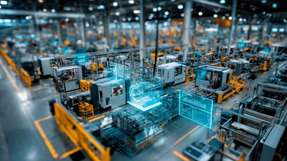 Digitale Darstellung einer vernetzten Produktionsanlage mit Maschinen, Datenmodellen und durchgängiger Datennutzung.
