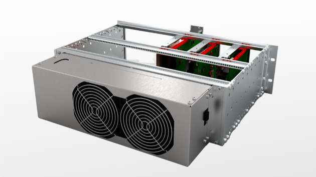 Das Easy Swap LFT von nVent Schroff kombiniert Flüssigkeitskühlung für die Elektronikkarten mit einem integrierten Luftkühlungsmodul zur effizienten Wärmeabfuhr im 3-HE-System.