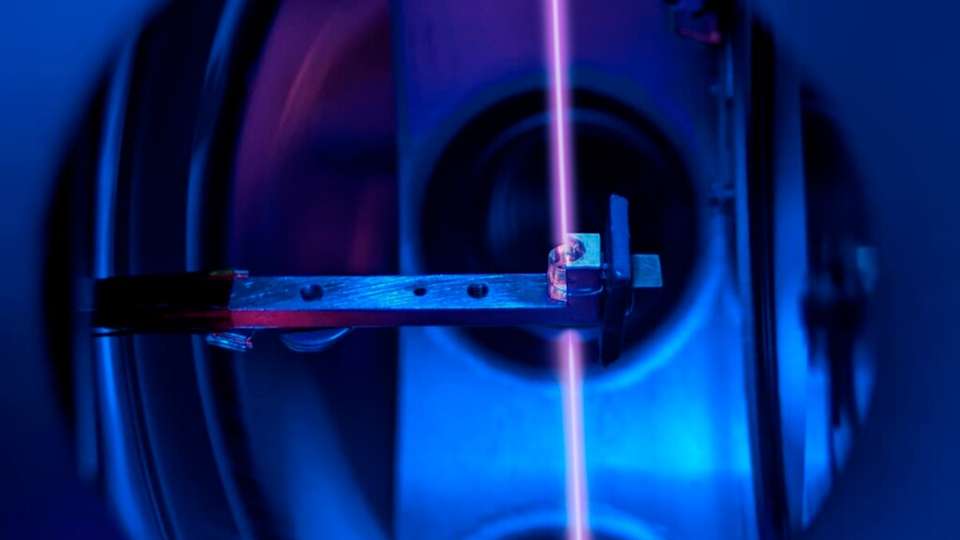 Der Kristall in der Vakuumanlage mit Laserstrahl, der die Thorium-Kerne anregt.