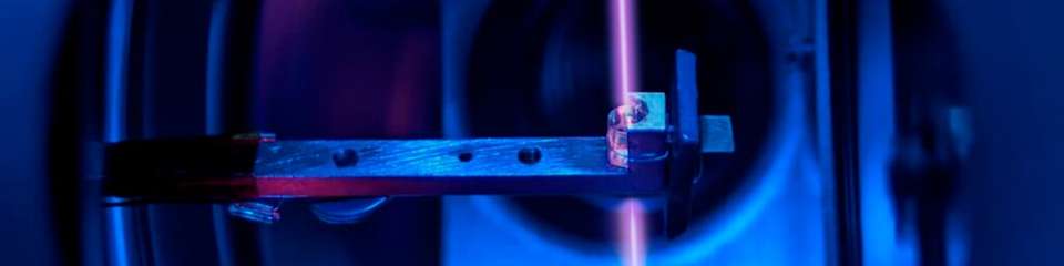 Der Kristall in der Vakuumanlage mit Laserstrahl, der die Thorium-Kerne anregt.