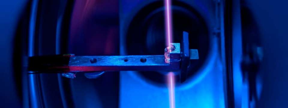 Der Kristall in der Vakuumanlage mit Laserstrahl, der die Thorium-Kerne anregt.