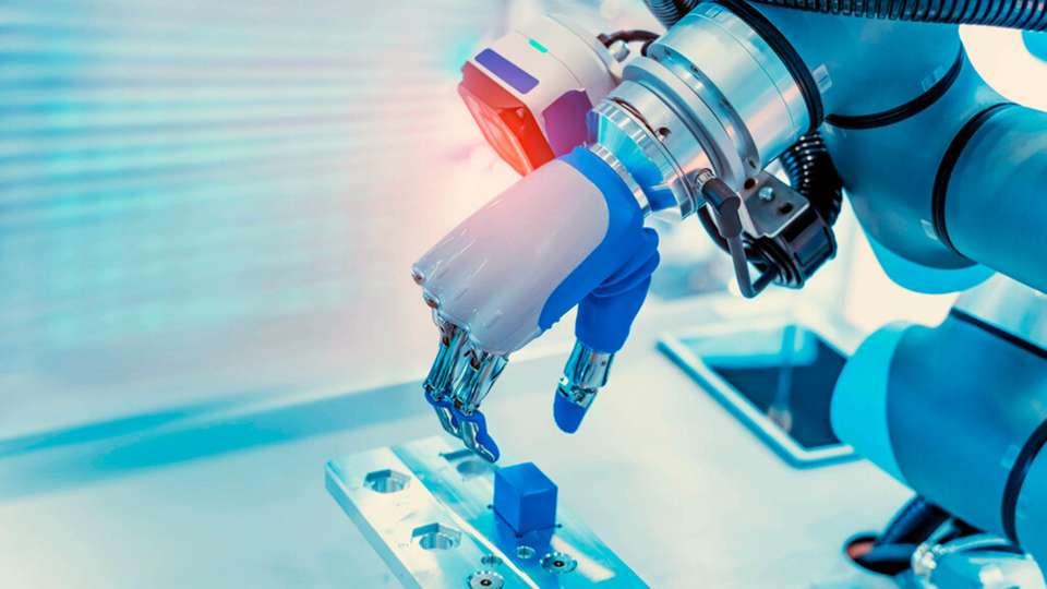 Industrieroboter positioniert ein Bauteil auf einer Vorrichtung für automatisierte Montageprozesse.