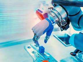 Industrieroboter positioniert ein Bauteil auf einer Vorrichtung für automatisierte Montageprozesse.