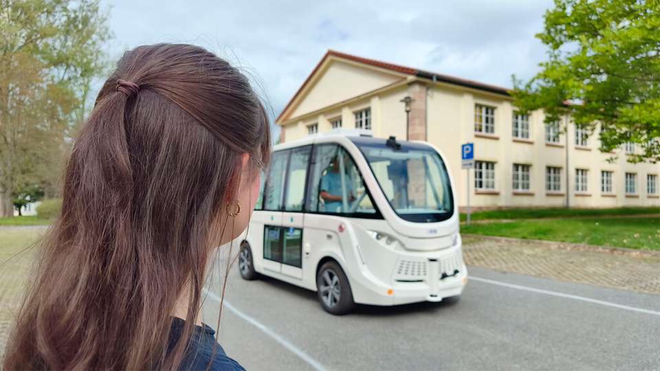 Im Juli und August 2026 fanden an der TU Chemnitz mehrere Studien statt, bei denen Interaktionen mit einem automatisierten Shuttle im Fokus standen.