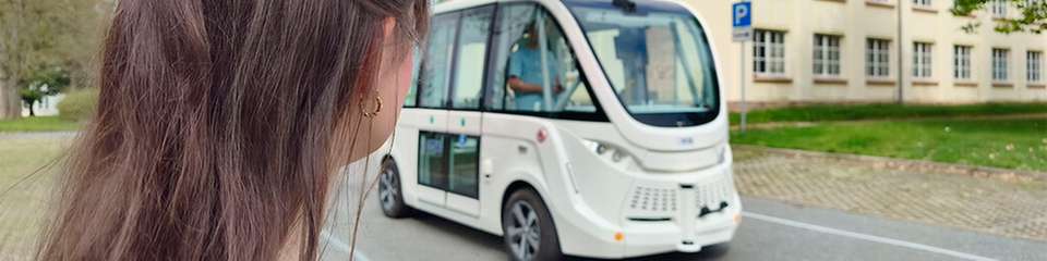 Im Juli und August 2026 fanden an der TU Chemnitz mehrere Studien statt, bei denen Interaktionen mit einem automatisierten Shuttle im Fokus standen.