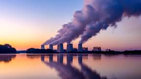 Industriebetriebe arbeiten an Anlagen, die das CO2 aus den Abgasen trennen und das Gas soll anschließend für Produkte genutzt oder unter der Erde gespeichert werden.