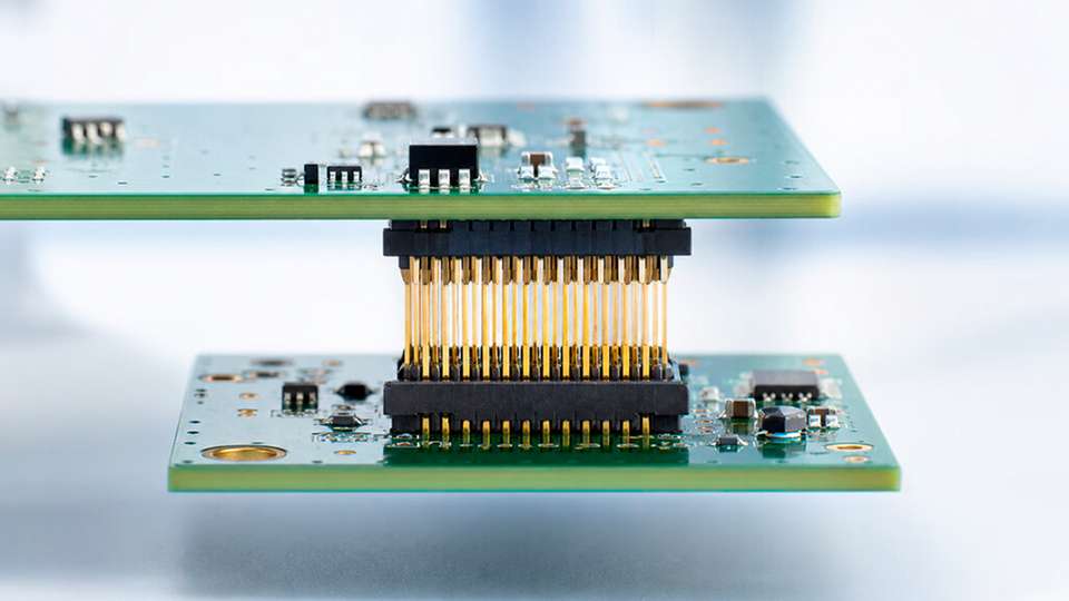 Board-to-Board-Steckverbinder verbinden Leiterplatten platzsparend und zuverlässig und beeinflussen dabei Montage, Signalqualität und mechanische Stabilität.