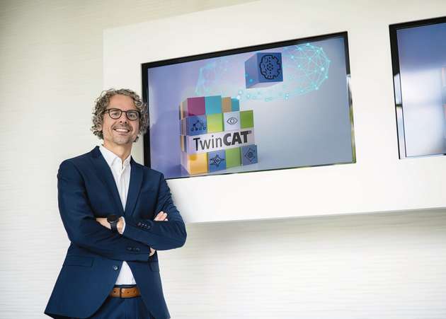 Dr. Fabian Bause, Produktmanager TwinCAT, Beckhoff: Digital Twin, Simulation und KI greifen bei Beckhoff direkt ineinander und wirken als Effizienztreiber über den gesamten Lebenszyklus. Im Engineering agieren KI-Assistenten als Partner und verkürzen Entwicklungszyklen. Schon in der Projektierung lassen sich Architekturen auf Konsistenz prüfen, was Fehler und Anpassungen vermeidet. Webanwendungen ermöglichen es, KI-Modelle ohne Data-Science-Fachwissen zu trainieren. Im Betrieb stehen dem Bediener KI-Agenten zur Seite und zeigen Lösungswege auf. Bei Bedarf laufen smarte Algorithmen deterministisch direkt in der Steuerung, etwa zur Anomalieerkennung. KI ist bei Beckhoff keine Black Box: Der Anwender behält stets die Kontrolle. Überzeugen Sie sich live auf der SPS 2026 von unseren Lösungen!