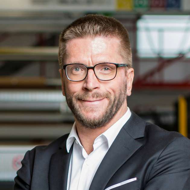 Filip Miermans, Head of Marketing & Communications, Head of Customer Care, Keba: Unter dem Motto „Creating automation solutions. Together.“ zeigen wir auf der SPS 2026, wie Maschinen- und Anlagenbauer den Weg von der ersten Idee bis zur produktiven Automatisierungslösung deutlich verkürzen können. Im Mittelpunkt stehen unsere offene Automatisierungsplattform Kemro X, durchgängige Engineering-Werkzeuge sowie neue digitale Lösungen für Simulation, Diagnose und AI-gestützte Entwicklung. Besucher erleben anhand konkreter Anwendungsbeispiele und einer virtuellen Produktionslinie, wie Hard- & Softwarekomponenten flexibel kombiniert, in bestehende Systeme integriert und Lösungen schneller umgesetzt werden können. Unser Fokus liegt nicht auf Technologie um ihrer selbst willen, sondern auf kürzeren Engineering-Zeiten, höherer Effizienz und mehr Flexibilität im Maschinen- und Anlagenbau.
