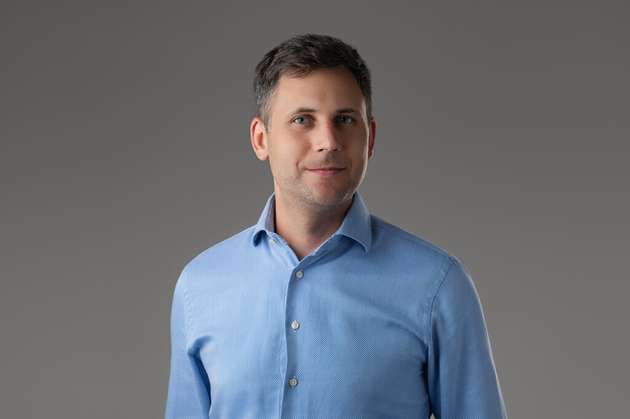 Martin Schreiber, Head of Product Management & Technical Marketing Memory Solutions, Swissbit: Speicher wird angesichts des KI-Booms, knapper werdenden Legacy-Technologien und langen Industriezyklen zum strategischen Faktor. Mit 25 Jahren Erfahrung im Bereich industrieller Speicherlösungen ist Swissbit dafür bestens aufgestellt: Wir sichern Migrationspfade und Langzeitverfügbarkeit für etablierte Formfaktoren und Interfaces über 2030 hinaus, entwickeln zugleich unser PCIe-Portfolio konsequent weiter und adressieren mit zuverlässigem Industrial Storage die wachsenden Anforderungen von KI-Infrastrukturen. Auf der Electronica zeigen wir, wie sich Kontinuität, Versorgungssicherheit und technologische Weiterentwicklung für Industrieanwendungen verbinden lassen.
Halle C6, Stand 251