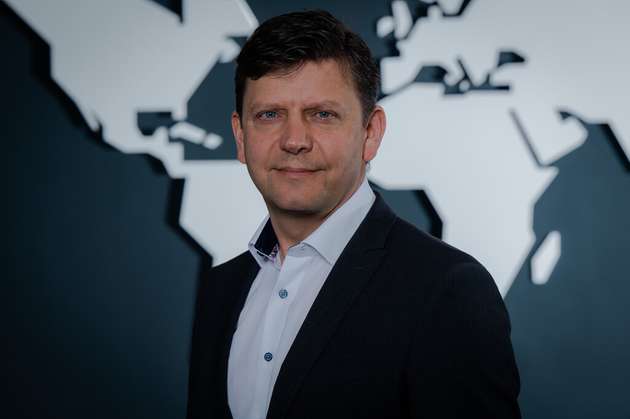 Andreas Thamm, Marketing Director Industrial and Automotive, Rohm Semiconductor: Auf der Electronica zeigen wir, wie moderne Halbleitertechnologien die zentralen Zukunftstrends unserer Branche vorantreiben: Künstliche Intelligenz, Elektromobilität und intelligente Industrieanwendungen. Im Fokus stehen leistungsstarke Stromversorgungslösungen für KI-Server, die den steigenden Anforderungen moderner Rechenzentren hinsichtlich Effizienz, Leistungsdichte und Zuverlässigkeit gerecht werden. Darüber hinaus präsentieren wir innovative Lösungen für E-Antriebsstränge, ADAS- und Beleuchtungssysteme, die die nächste Generation von Fahrzeugen unterstützen. Mit Solist-AI demonstrieren wir, wie Edge-KI direkt auf Endgeräten für intelligente Zustandsüberwachung und vorausschauende Wartung eingesetzt werden kann. Ein weiteres Highlight sind unsere Terahertz-Demonstrationen, die neue Möglichkeiten für industrielle Inspektions- und Analyseverfahren aufzeigen.
Halle C3, Stand 520