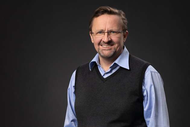 Axel Gensler, Product Manager Frequenzbauteile, Jauch Quartz: Jauch erweitert sein Portfolio um Real-Time-Clock-Module (RTC) und präsentiert die neue Produktfamilie erstmals auf der Electronica 2026. Die kompakten Module vereinen RTC-IC und Quarz in einer Lösung und ermöglichen eine zuverlässige Zeit- und Datumsverwaltung bei geringem Energieverbrauch. Sie reduzieren Entwicklungsaufwand, Bauteilanzahl und Platzbedarf. Ausgewählte Varianten bieten hohe Zeitgenauigkeit und Zusatzfunktionen wie Zeitstempel, Alarm- und Event-Funktionen. Die RTC-Familie umfasst fünf Varianten für Industrie-, IoT- und Medizintechnik-Anwendungen.
Halle B6, Stand 201