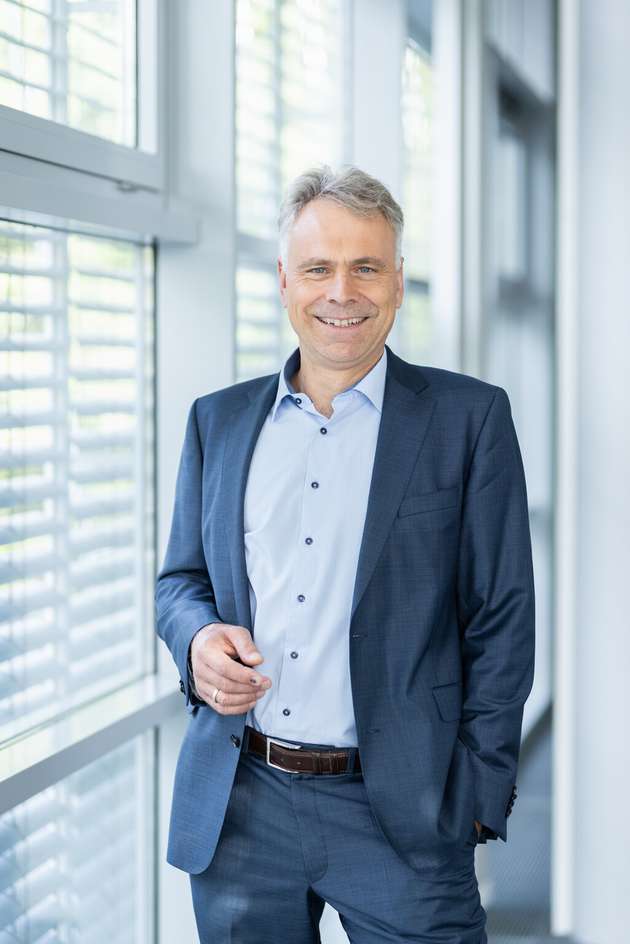 Markus Sandhöfner, Executive Vice President Central Europe und Geschäftsführer Lenze Vertrieb in Deutschland: Auf der SPS 2026 zeigen wir, wie die Beste Achse Maschinenbauern das Leben leichter macht. Sie vereint Mechatronik, Elektronik, Software, KI und Services zu einer anwendungsspezifisch abgestimmten Bewegungslösung, bei der alle Bausteine nahtlos ineinandergreifen. Offene Standards erleichtern die Integration, durchgängige Engineering-Tools reduzieren Projektierungsaufwand und optimal ausgelegte Hard- und Software vereinfachen Inbetriebnahme, Betrieb und Wartung. Wie KI diese Vorteile weiter ausbaut, zeigen wir an unserem Innovation Beacon. Dort geben wir einen Ausblick darauf, wie KI das Lenze-Expertenwissen für Maschinenbauer verfügbar machen kann – von der Planung im ECAD-Engineering über Inbetriebnahme bis hin zur Diagnose. So werden Anläufe beschleunigt, Stillstandszeiten reduziert und die Produktivität über den gesamten Maschinenlebenszyklus gesteigert.