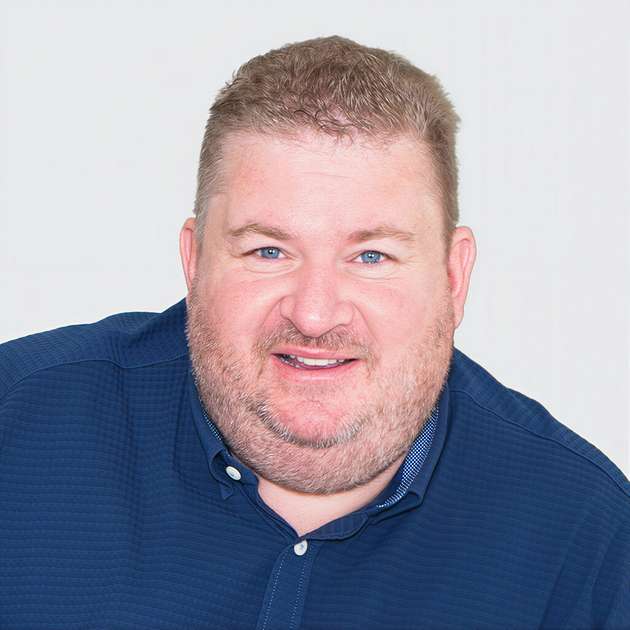 Hans Seifert, CSO, Sigmatek: Bei Sigmatek steht auf der SPS 2026 neben Cybersecurity vor allem KI-gestützes Engineering im Fokus. Mit dem KI-basierten „Assistant“ erhalten Anwender direkten Zugriff auf Hardware- und Softwaredokumentationen sowie LASAL-Bibliotheken und beschleunigen so ihre Entwicklung. Neu ist der Lasal AI-Connector, der über das offene Model Context Protocol (MCP) den strukturierten und sicheren Einsatz moderner KI-Agenten ermöglicht. Diese können auf definierte Engineering-Funktionen und Projektinformationen zugreifen und Entwickler gezielt bei Maschinen- und Automatisierungsprojekten unterstützen. Über den Lasal AI Connector können KI-Agenten Lasal mit Engineering-Werkzeugen anderer Hersteller, etwa für E-CAD, 3D-CAD oder Digital Twin, verbinden. Damit wird eine durchgängige, KI-gestützte Projektentwicklung möglich: weniger manuelle Arbeit, weniger Fehler und deutlich kürzere Entwicklungszeiten.