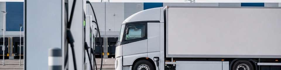 Ein Bericht des Fraunhofer-Instituts ISI und des International Council on Clean Transportation (ICCT) zeichnet ein detailliertes Bild davon, wo und wann bis 2045 in Europa Bedarf an Ladestationen für batterieelektrische Lkw entstehen könnte. 