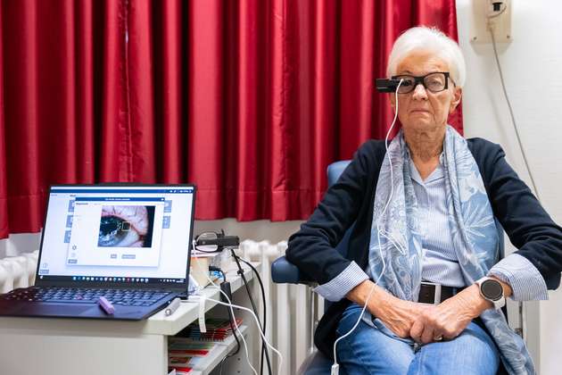 Zum ersten Mal konnte Gisela Sudhop am 8. Oktober die Brille mit eingebauter Mikrokamera tragen, die Bildsignale auf den Chip im Auge überträgt. In der praktischen Anwendung funktioniert das System ohne Kabel.